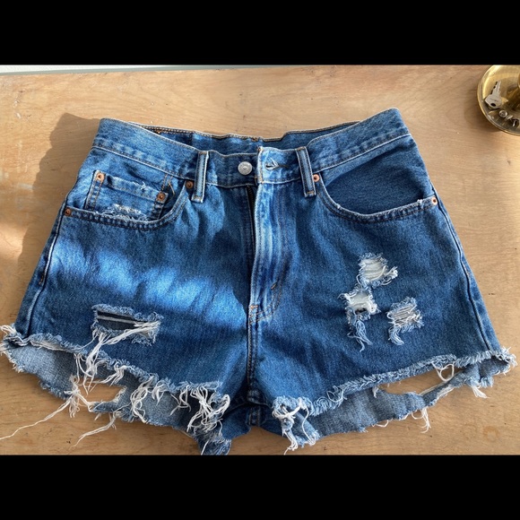 ✨VINTAGE LEVIS SHORTS✨ - Picture 1 of 2